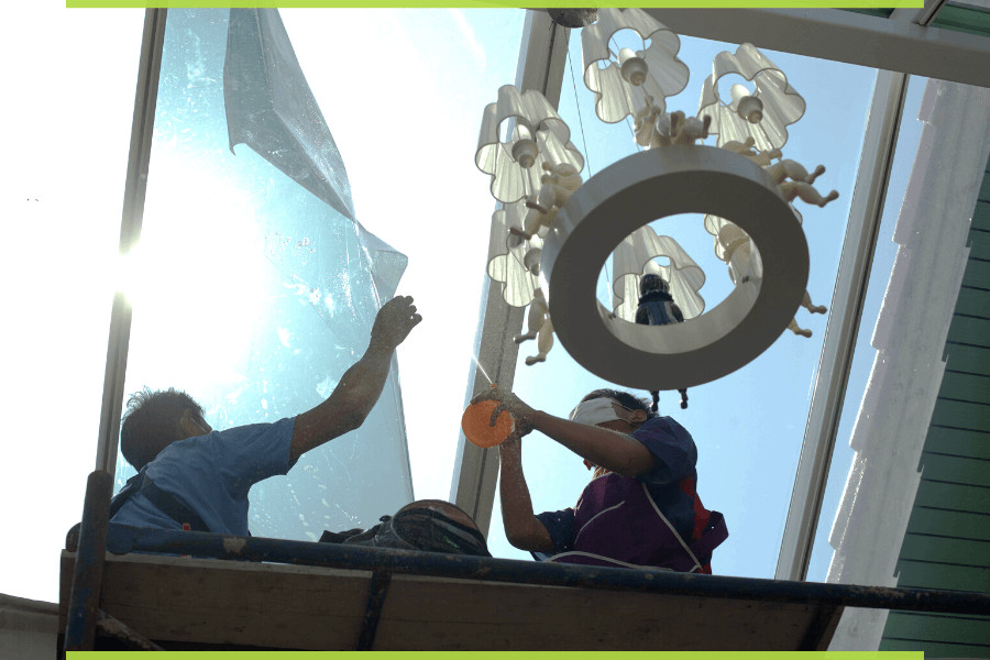 Montaż folii przeciwsłonecznej na oknach dachowych