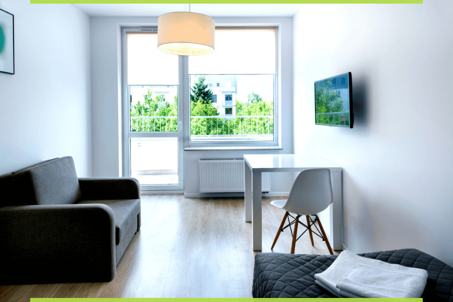 Pokój z oknami, na których zamontowane są rolety