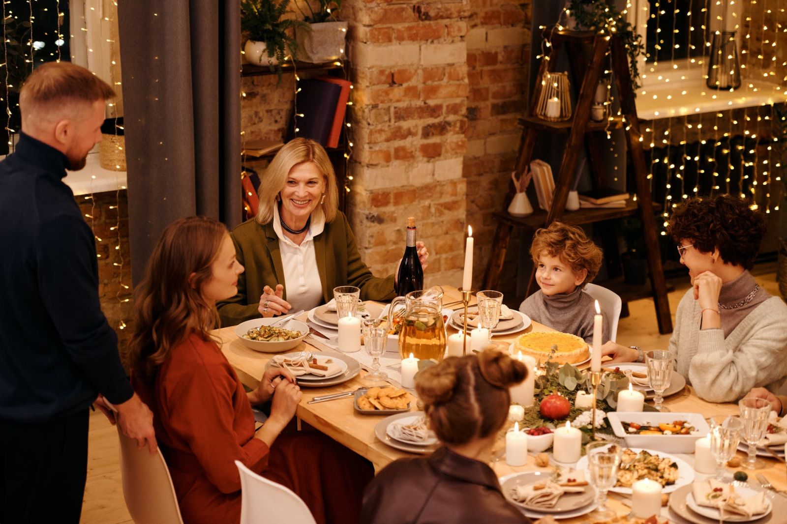 bogaty stół świąteczny z rodziną